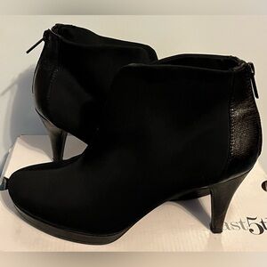Bandolino Black Heeled Boots Sleek Minimalist Design